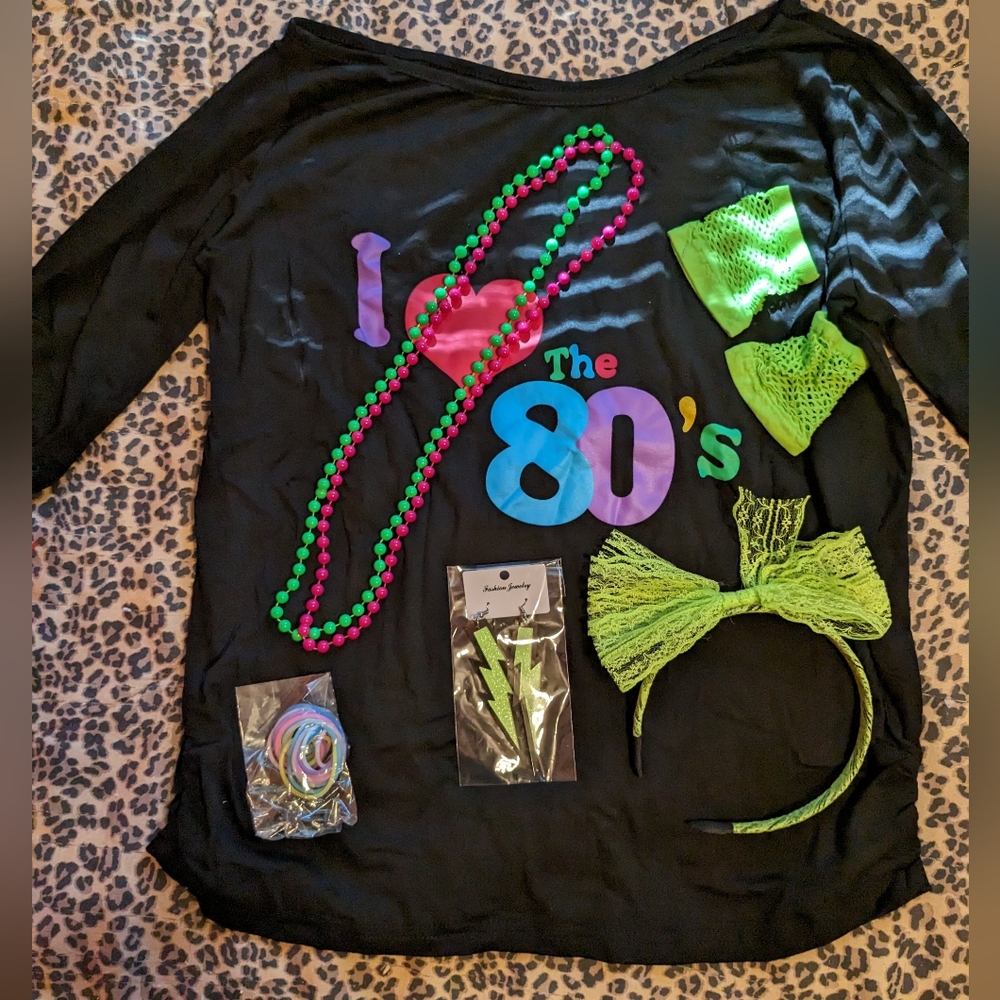 Woman's 80's t-shirt costume set with assessories